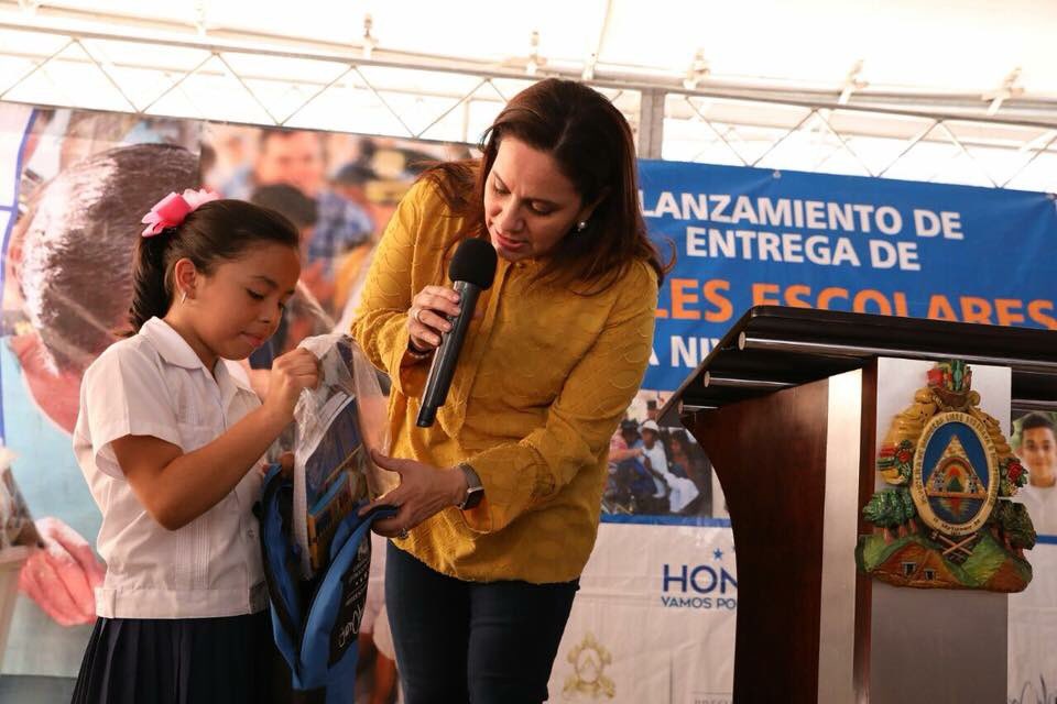 anagarciacarias's tweet photo. Más de 200 alumnos de la escuela El Adelanto en Nueva Ocotepeque recibieron hoy kits de uniformes diarios y de física, además  mochilas con útiles. ¡El Gobierno de @JuanOrlandoH beneficiando a la niñez hondureña!. https://t.co/fzOaLgy0Ep