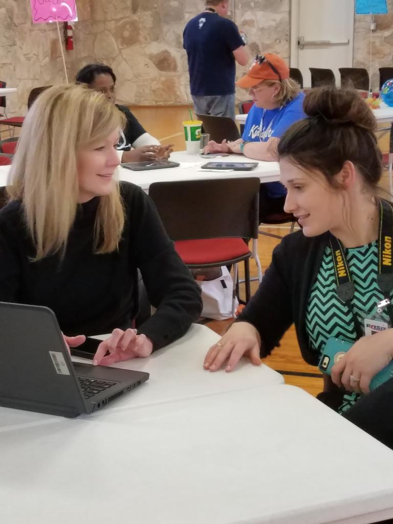 jeri_4's tweet image. Community Relations checks out Sway! #springpfling @pfisdit