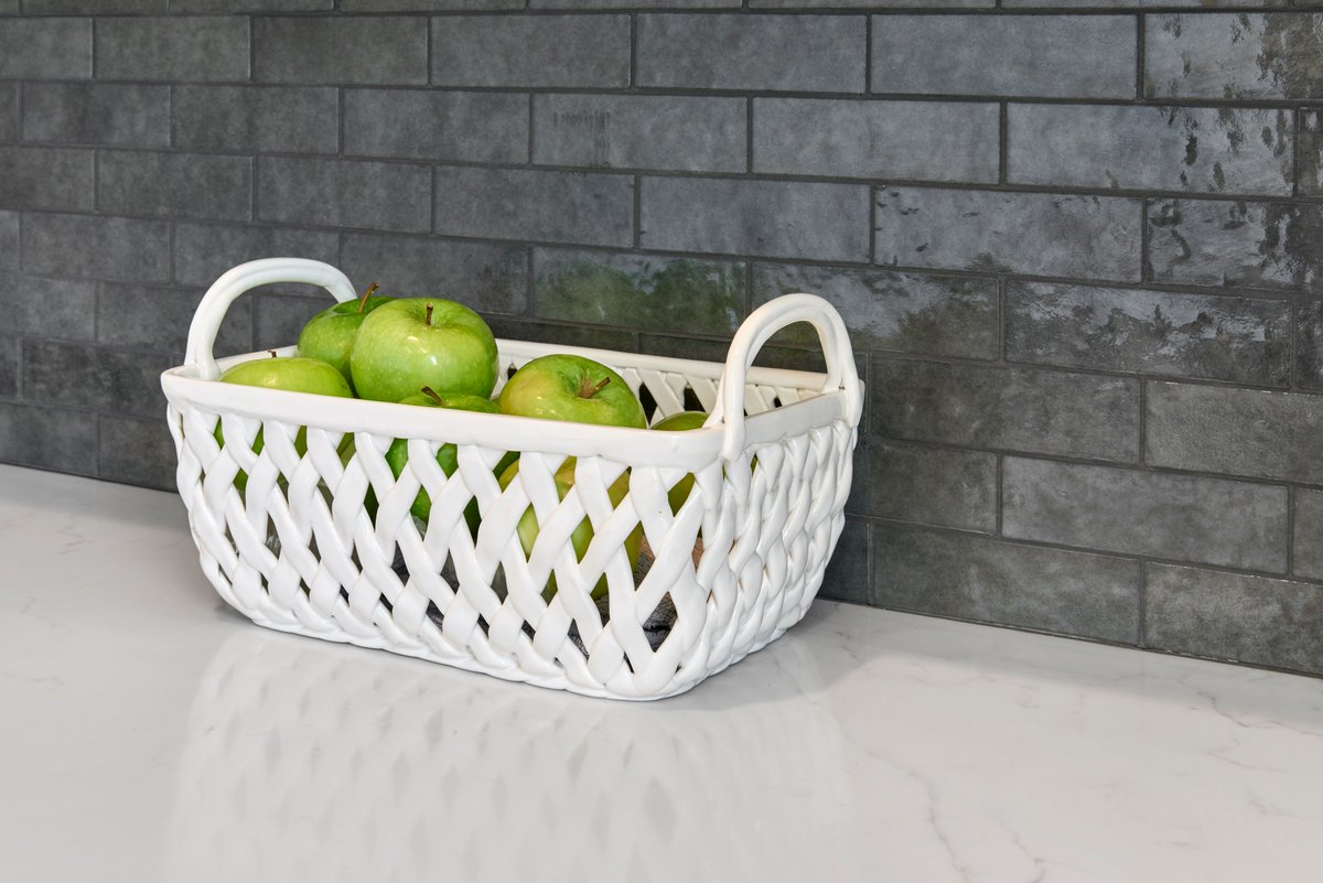 FordhamMarble's tweet photo. This beautiful White Quartz Countertop & antique, glass backsplash transformed this kitchen. Taking traditional subway to a whole new level. Check more out here: https://t.co/WihXa4FMul #fordhammarble #TileItUp #glasstile #quartzcountertops #designerkitchen #marblelookalike #SWDD https://t.co/AoqbYvPqwA