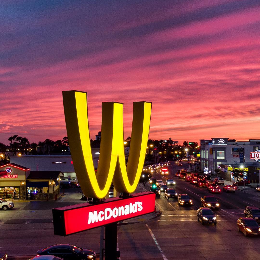 DansTaPub's tweet photo. McDonald’s retourne son logo pour la Journée de la Femme https://t.co/TPAneBKSE2 https://t.co/dFsQGPpP40