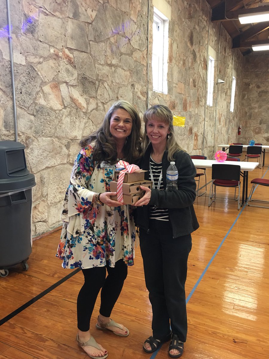 BiancaBecker22's tweet image. Rhonda Sims from @Windermere_PS won a Google Cardboard Kit from @GoogleForEdu at the @pfisdit #springPfling