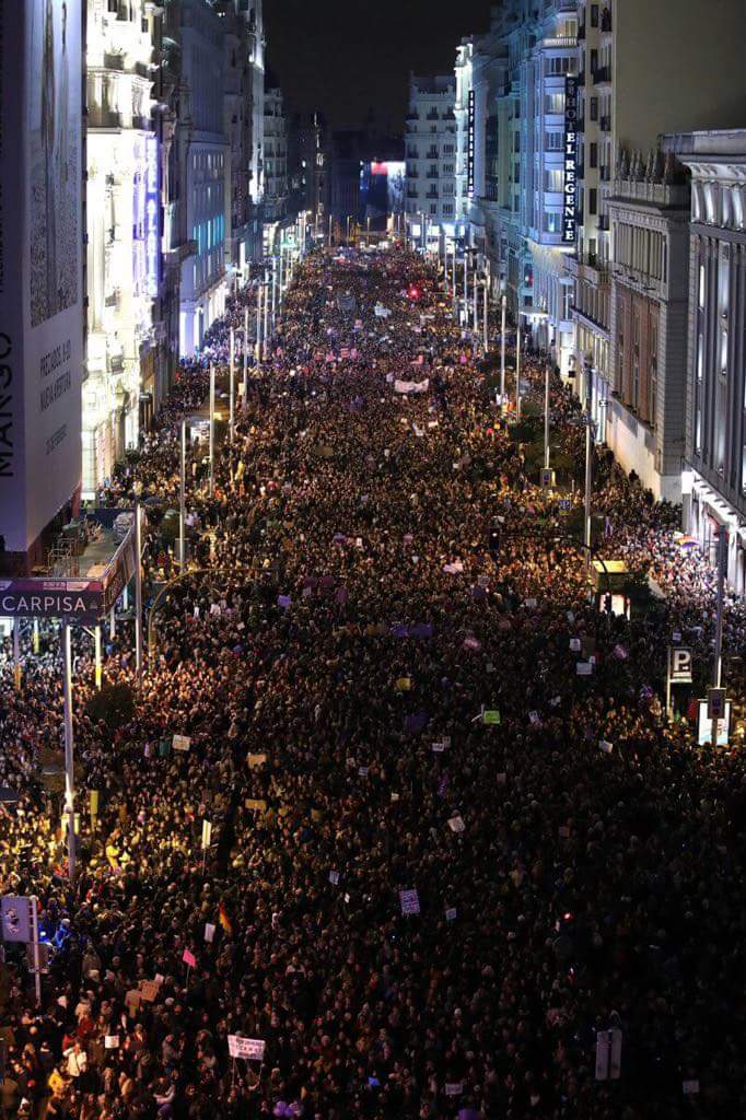 BuzzFeedLola's tweet photo. Luego diréis que somos cinco o seis. Inolvidable. Y ya no hay vuelta atrás. #8deMarzoHuelgaFeminista https://t.co/Bbdmc8IFNb