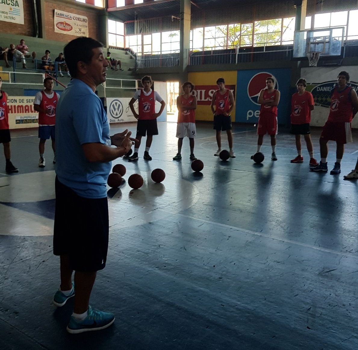 fubbuy's tweet photo. Hoy en la ciudad de Salto comenzó la gira del Cuerpo Técnico de Uruguay. Apoyan ANTEL y Europcar. https://t.co/2zmfMqcsJG