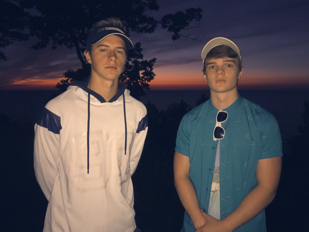 iamnoahdevore's tweet photo. sunsetz a mood #dope #threeGuests #comment #sunsetlane https://t.co/K2P082foAw