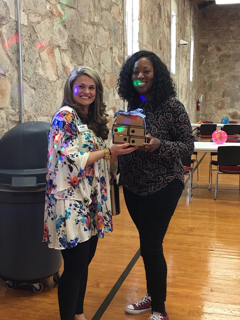BiancaBecker22's tweet image. Whitney Young from @BarronES_PfISD won a Google Cardboard Kit from @GoogleForEdu at the @pfisdit #springPfling @pfisd
