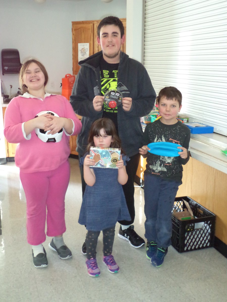 Célébration de la francophonie à Sans-Frontières aujourd'hui avec une activité où les élèves ont travaillé en équipe pour faire un abécédaire d'objets se trouvant dans l'école. Ensuite nous avons écrit francophonie avec nos corps. Bravo aux gagnants!