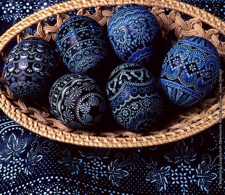 藍染を思わせる美しい彩色のイースターエッグは、ドイツに住むスラブ系