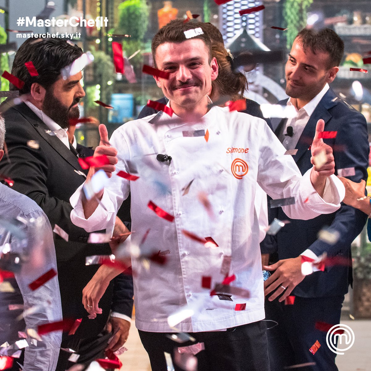 MasterChef_it's tweet photo. Il settimo #MasterChefIt è... #Simone! Ci ha raccontato le sue emozioni dopo la proclamazione... e cosa si cucinerà appena tornato a Montecosaro! 😍😍
Il video su ➡️https://t.co/2YlMz4vS3S https://t.co/eiV7IN3vlg