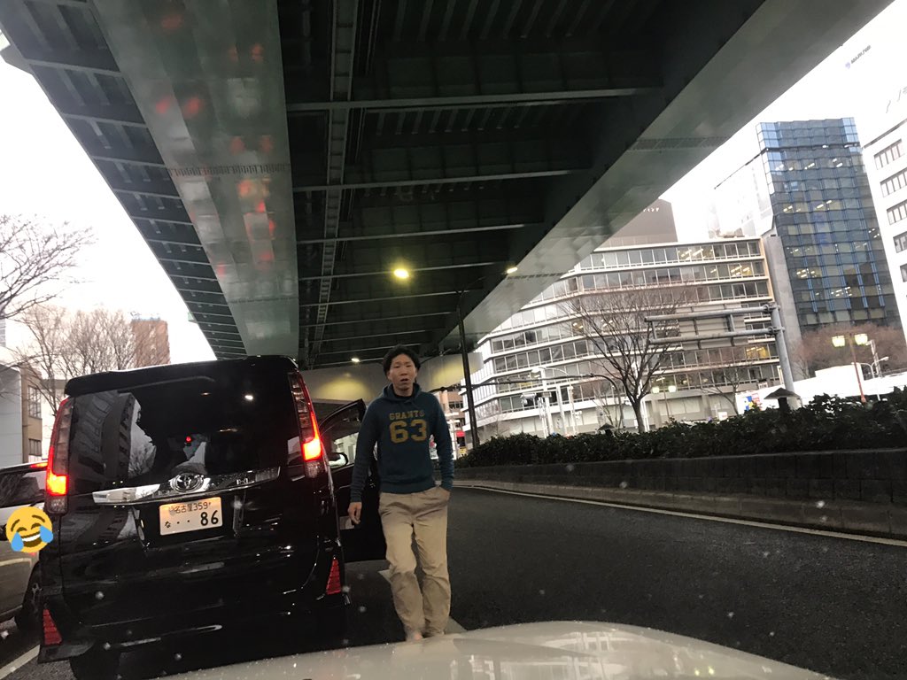 haguma_0000's tweet photo. 黒のノア
名古屋 359 な ・・86

ウインカーも無しに急に進路変更し挙句の果てには下車し逆ギレ

終いには最後の写真のように唾をかけてきました。
どんな神経してるのか分からんしなんで怒ったんかさっぱりやし信号赤で下車危ないし唾かけるとか最低ですね。
お気をつけ下さい。 https://t.co/oB2NJW71n2