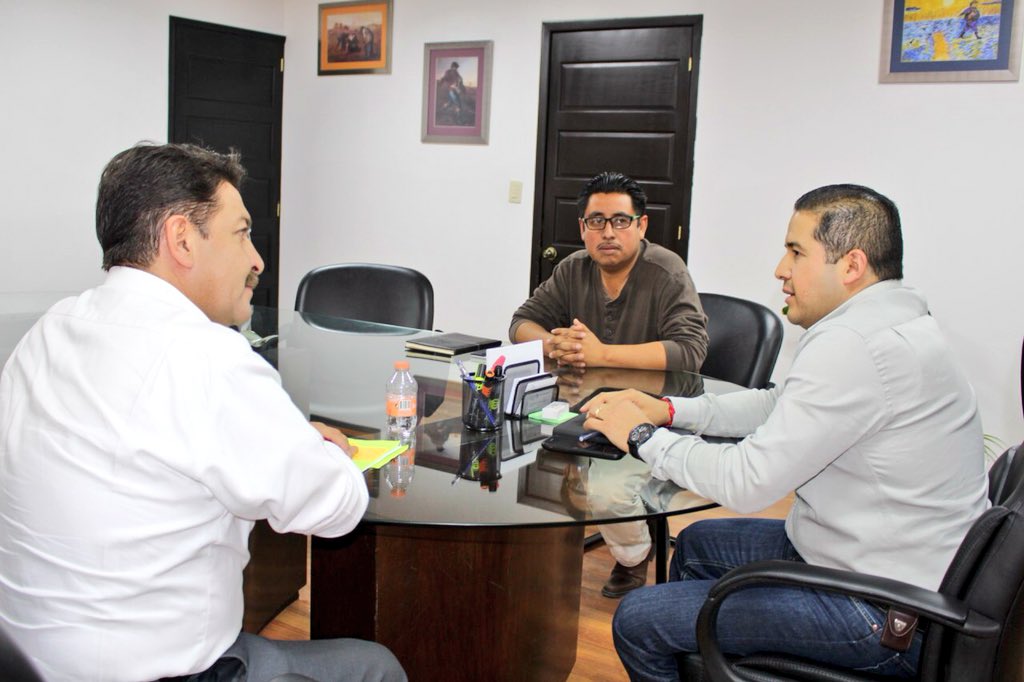 CamarilloMVZ's tweet photo. Hoy platicamos con @AleRFuriati buen amigo y líder de la @CNC_HGO a fin de establecer estrategias que nos permitan apoyar a los hombres y mujeres del campo en #Hidalgo https://t.co/ljd5ZSspX5