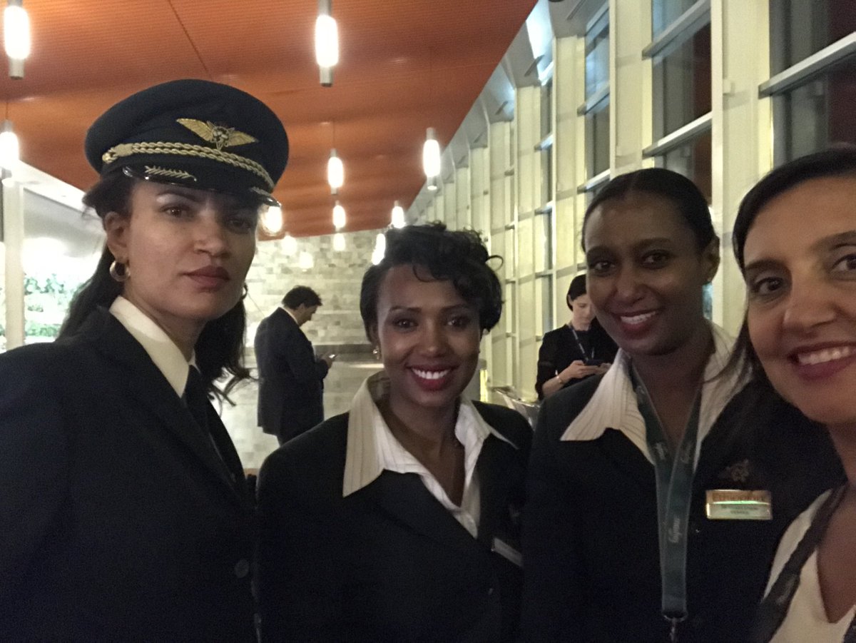 Floxie10's tweet photo. Bienvenida @flyethiopian a la Argentina! Tripulación 100% femenina! Que orgullo en este día! Desde #AeropuertoEzeiza en su vuelo inaugural #GirlPower #8M 👊🏼 https://t.co/yvn5TAd24E