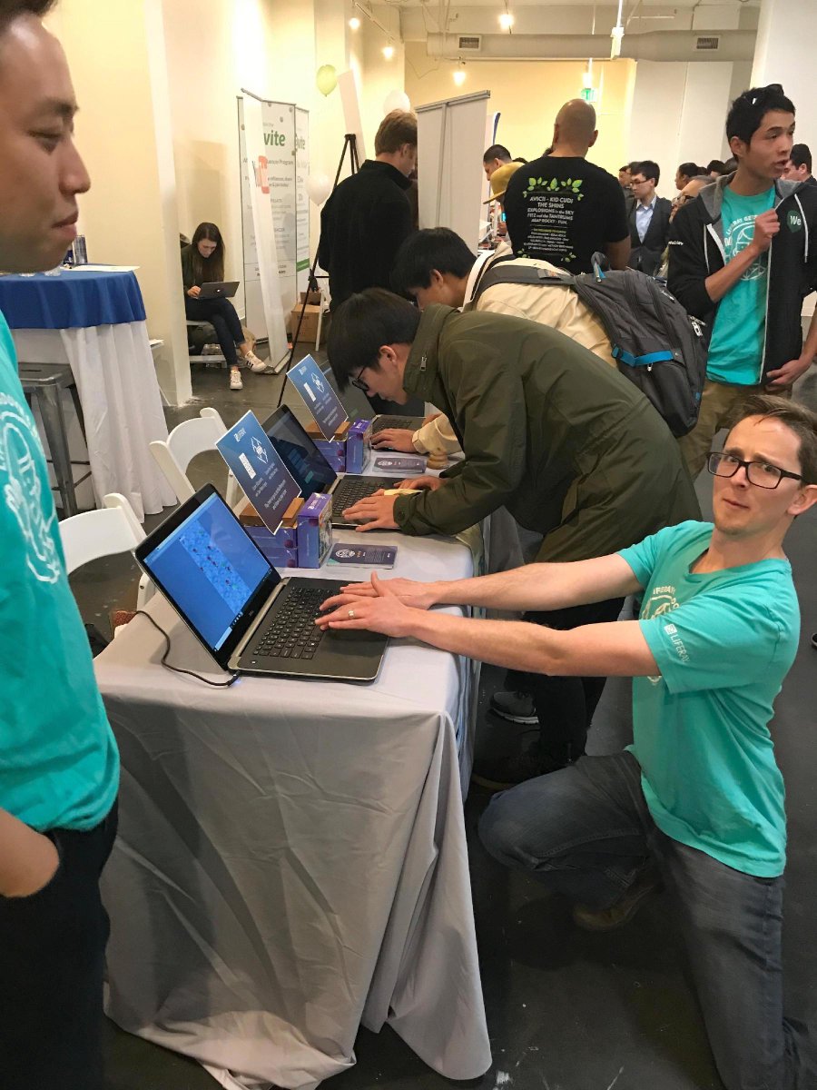 Liferay's tweet photo. Hello from #TechFairLA! Thanks for stopping by our booth to play #RaysLifeBringer and chatting with the Liferay Team! #TechIsUs https://t.co/giZleWq5GX