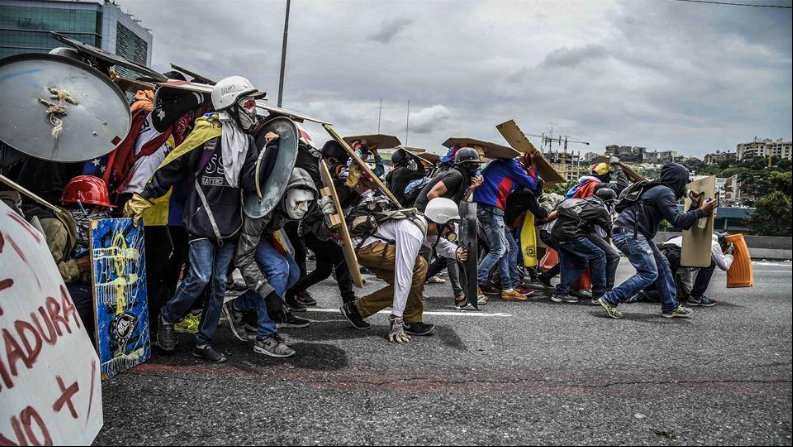 AnarquiaVenzla's tweet photo. Es hora de retomar las calles,basta de seguir esperando,tenemos que unirnos y salir a protestar,pelear con lo que se tenga,dejemos de pensar en perder,piensen que ganaremos y así será,no confíen en ningún partido político,confíen en ustedes mismos! #DictaduraMiseriaYMuerte #8Mar https://t.co/cdZOsKVanB