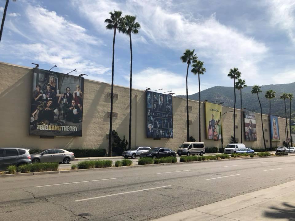 LAUSDArts's tweet photo. Thanks @WarnerBrosEnt for hosting theatre students from #LeConteMiddleSchool today for a behind-the-scenes look into the entertainment industry! Field trip organized by #LAUSDArts #CreativeIndustryCoalition with the great @EPatWB! #WBLife #WBImpact https://t.co/bOZqB3E0a4