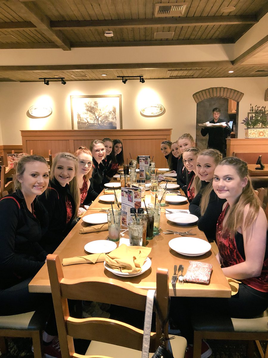 LCHSDance's tweet photo. Team dinner before we go perform! #state https://t.co/p9NvoYLvB5