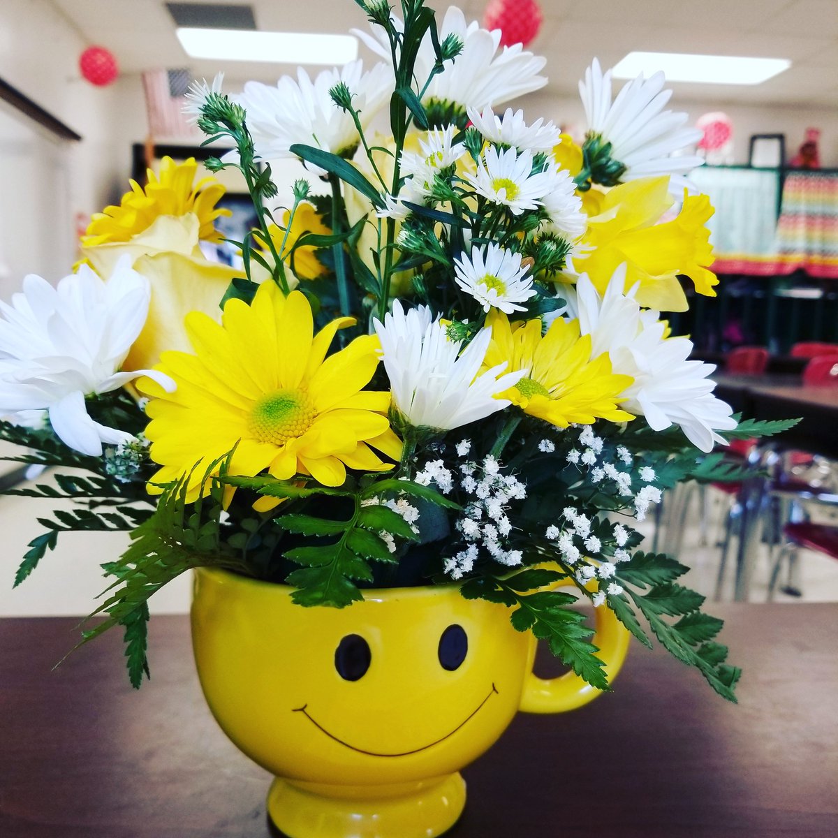 SassylipsCos's tweet photo. He loves me! #flowers #justbecause #Smile  #cheerup https://t.co/w4hqRJa2uJ