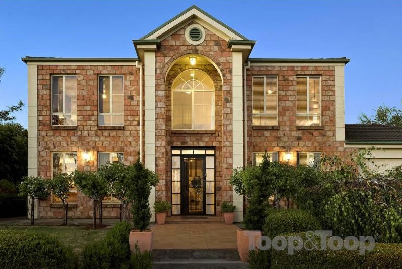 Surrounded by other quality homes in #Martindaleestate, this wonderful family home exudes beautiful, timeless appeal.
See more: bit.ly/2Fv0Le5 
#MountBarker #SA <a href="/ToopandToop_/">Toop&Toop</a>