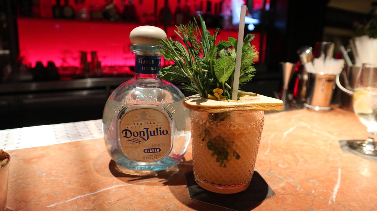 Simonbartender's tweet photo. We went to the swanky Mayfair to try this tasty little number. The “Her majesty” marks the first time in history that a monarch (the queen &amp; duke of Edinburgh) had dined in a public restaurant, @quaglinos  of course 😎
•
#cocktailsinlondon #blueumbrella #quaglinos #london https://t.co/4XYOWp1au3
