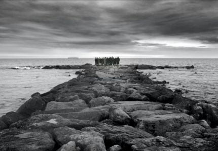 cinetographer's tweet photo. Tayfun Pirselimoğlu'nun yazıp yönettiği yeni filmi Yol Kenarı'nın vizyon tarihi netleşti. Bir kıyı kasabasının, civarda yaşanan tekinsiz olayları ve başlarına gelenleri kıyametin habercisi vukuatlar olarak gören ahalisini anlatan film 25 Mayıs 2018 tarihinde gösterime girecek. https://t.co/D6KJP2bbiU