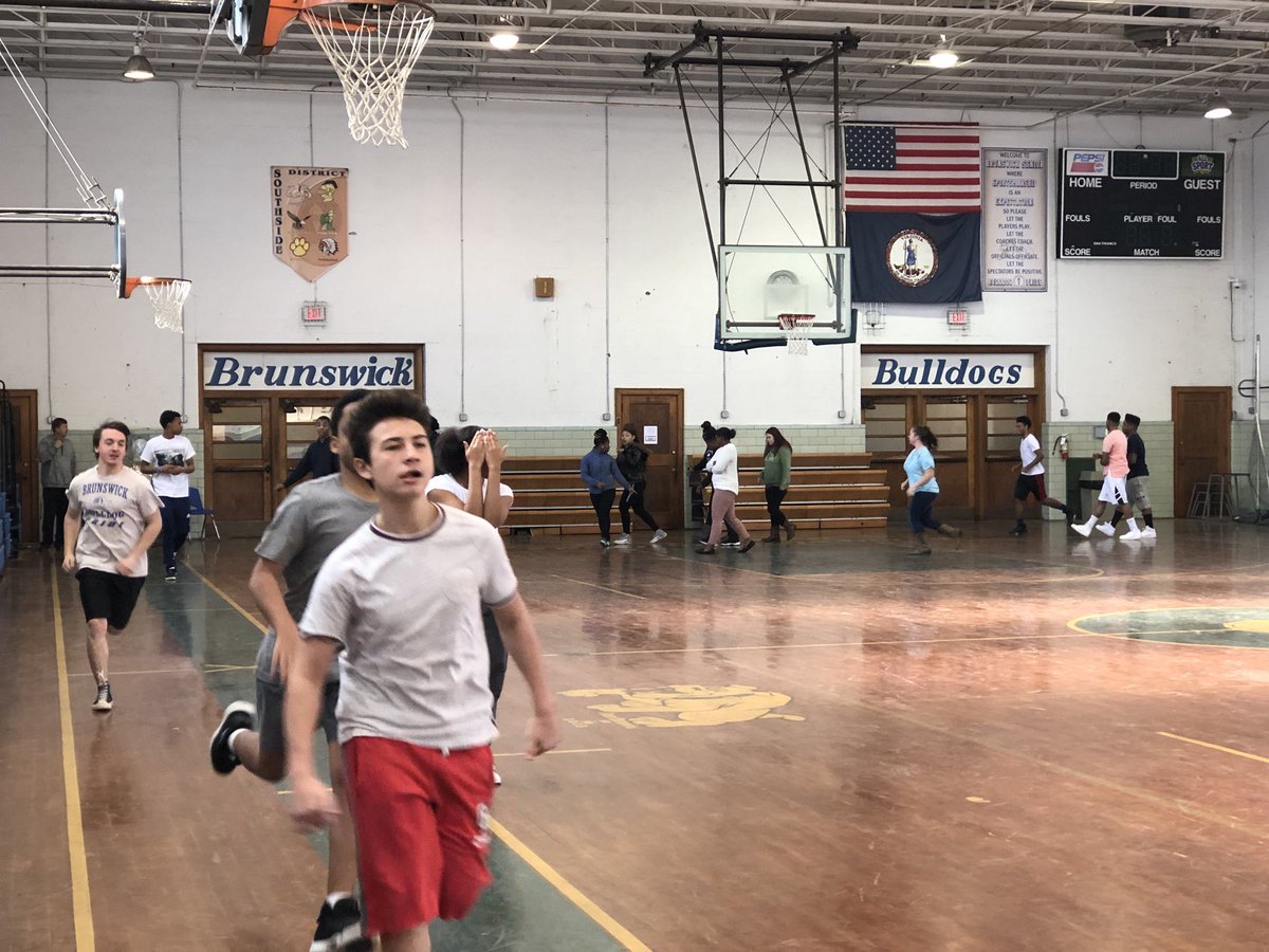 tabiffy's tweet photo. @BHSBulldogsbcps HPE 10 classes for the early morning stretch and warm up run 🏃♀️ 🏃 #BHSStudents #FitnessMotivation https://t.co/QMbIQew5Nr