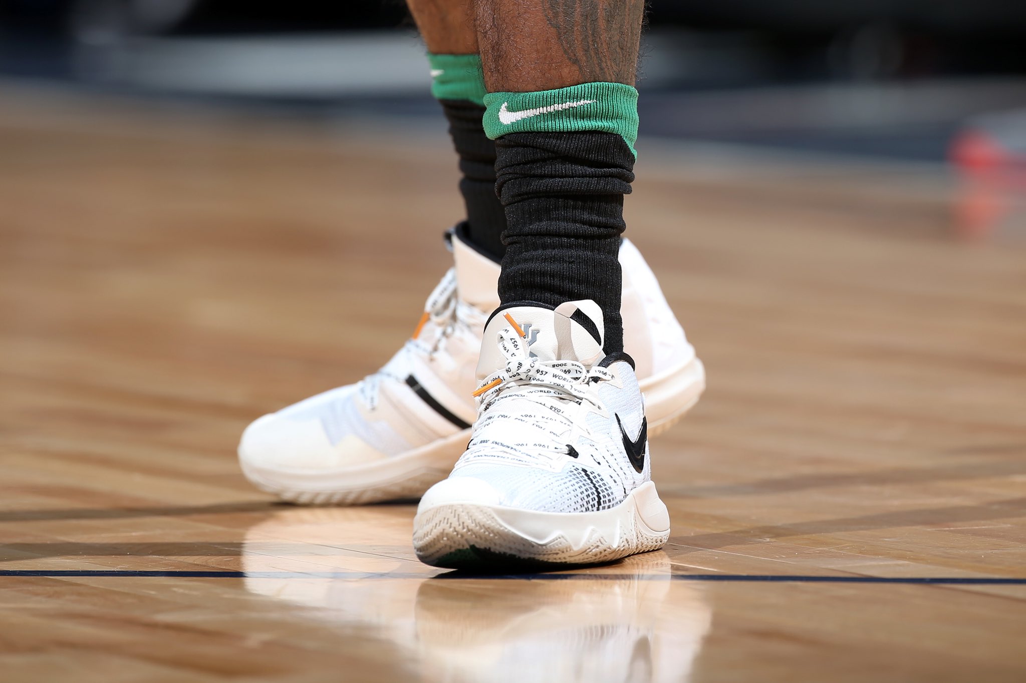 Скрип кроссовок. Кайри Ирвинг кроссовки белые. Nike Kyrie 5 на ноге. Кайри Ирвинг Flytrap 5 белые. Найк Ирвинг.