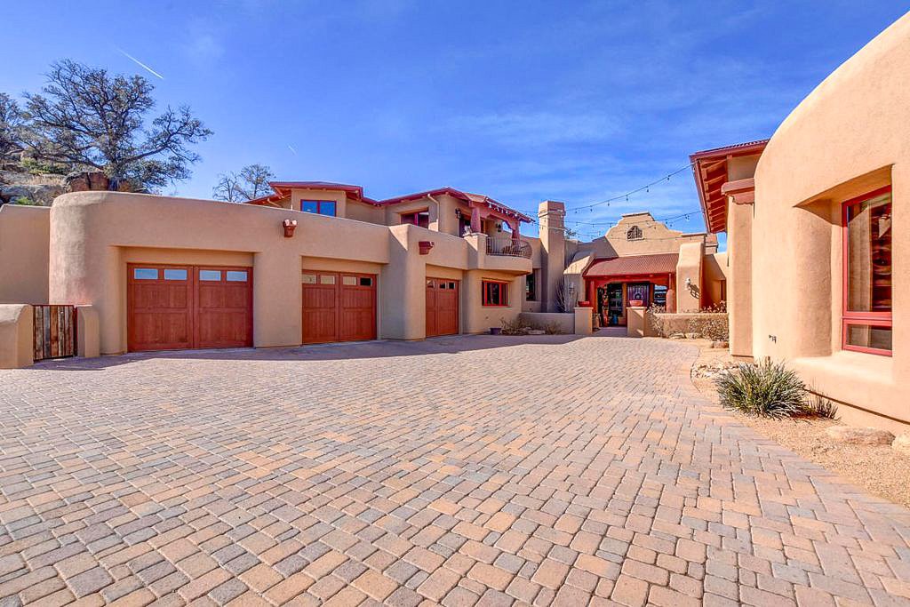 nankesignature's tweet photo. Well, hello there — this Nanke-designed home is an expanse of modern majesty, with a nod to the Southwest. #NankeSignatureGroup https://t.co/lpLymEwunf
#luxury #realestate #interiordesign #home #arizona https://t.co/iCUByeBrSj