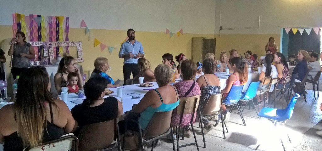 SoleMonardez's tweet photo. En el dia de la mujer nueatras charlas en los barrios @hector_gay @nicovitalini @danyreich https://t.co/SQRGae5A7j