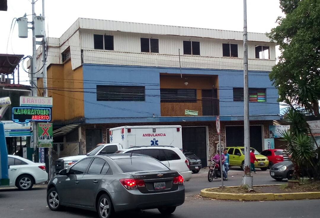 SE ALQUILA: 
Av Lucio Oquendo La Concordia. Frente del Hospital Central
2º planta 7 hab,3 baños y amplia cocina. Para clínica o consultorios
 3ª piso o azotea,techado,encerrada en estructura metálica,entrada independiente. Ideal para depósito
Contacto 04265781500 <a href="/trafficTACHIRA/">Traffic TACHIRA</a>