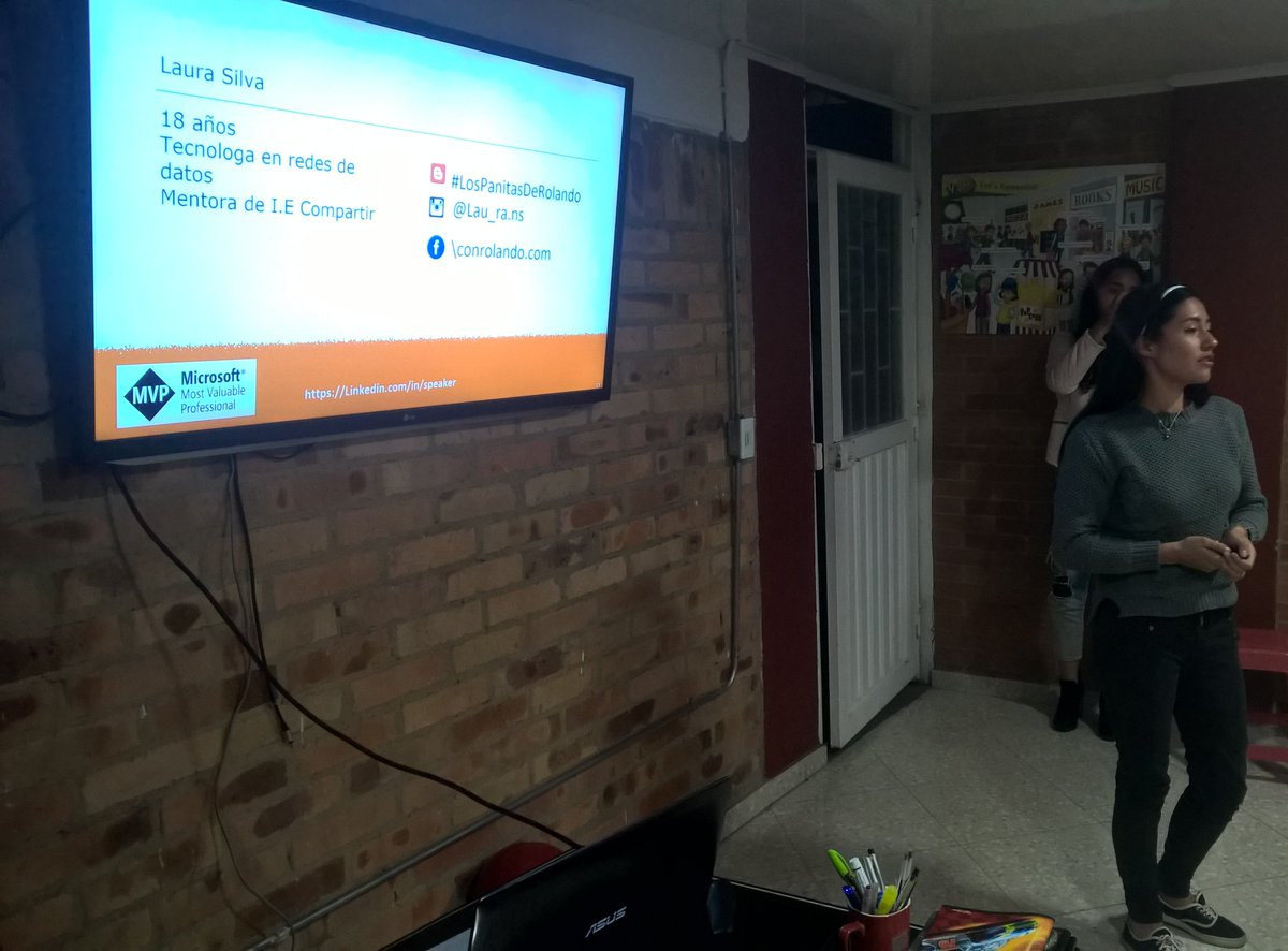 ConRolandoAndo's tweet photo. Laura nos habla de Seguridad en IA en #RolandoconlasGeeks @FESSANJOSE con @ralvaradot y @genomma con apoyo de @TechnicalHands2 #MVPBuzz https://t.co/l9IHImTOa6