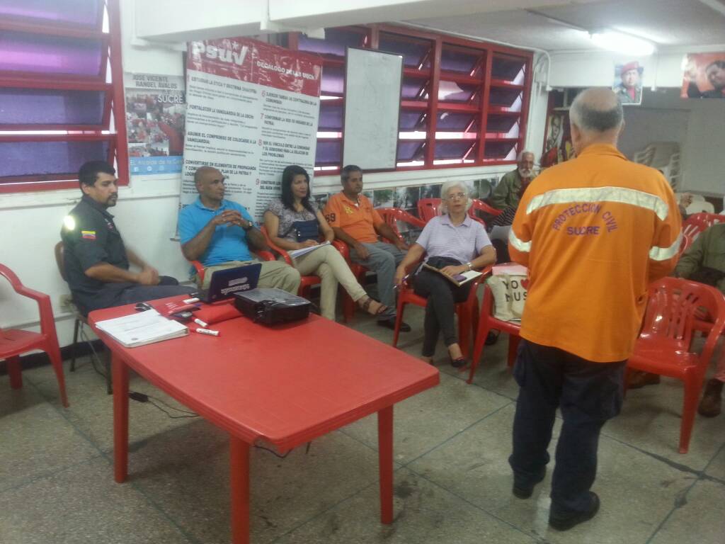 LaAranera's tweet photo. @alcaldejvra Seminario d Autoprotección Ciudadana Rumbo a una Comunidad Resiliente, dictado por @ippcmunsucre Baldwin Monasterio, Luis González y Fernando Rodríguez en la sede Consejo Comunal #LosRuicesSocialista con la presencia d jefes Edifs @ClapOficial #JuntosTodoEsPosible https://t.co/oCq30cZhyN