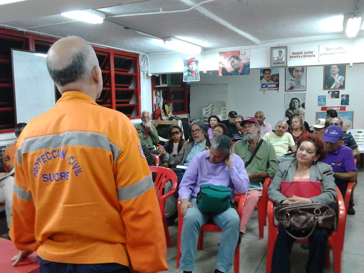LaAranera's tweet photo. @alcaldejvra Seminario d Autoprotección Ciudadana Rumbo a una Comunidad Resiliente, dictado por @ippcmunsucre Baldwin Monasterio, Luis González y Fernando Rodríguez en la sede Consejo Comunal #LosRuicesSocialista con la presencia d jefes Edifs @ClapOficial #JuntosTodoEsPosible https://t.co/oCq30cZhyN