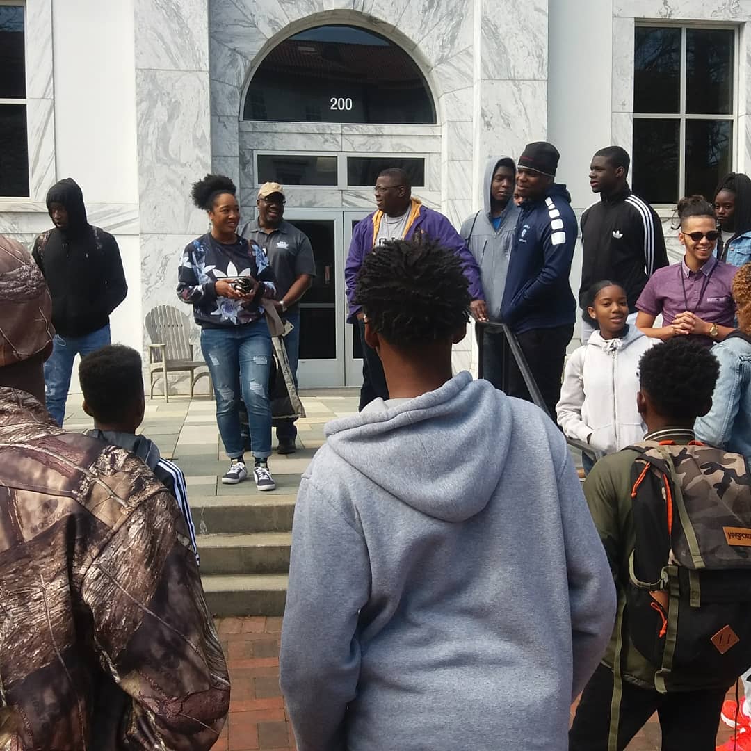 100BlackMenJax's tweet image. Thank you to Jamila, Senior at #EmoryUniversity for speaking with the youth on Day #2. #J100 #100BMOA  #TeenLeadersofAmerica #collegetour2018 #GeorgiaonmyMind #Whattheyseeiswhattheyllbe
