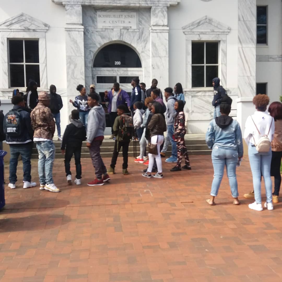 100BlackMenJax's tweet image. Thank you to Jamila, Senior at #EmoryUniversity for speaking with the youth on Day #2. #J100 #100BMOA  #TeenLeadersofAmerica #collegetour2018 #GeorgiaonmyMind #Whattheyseeiswhattheyllbe