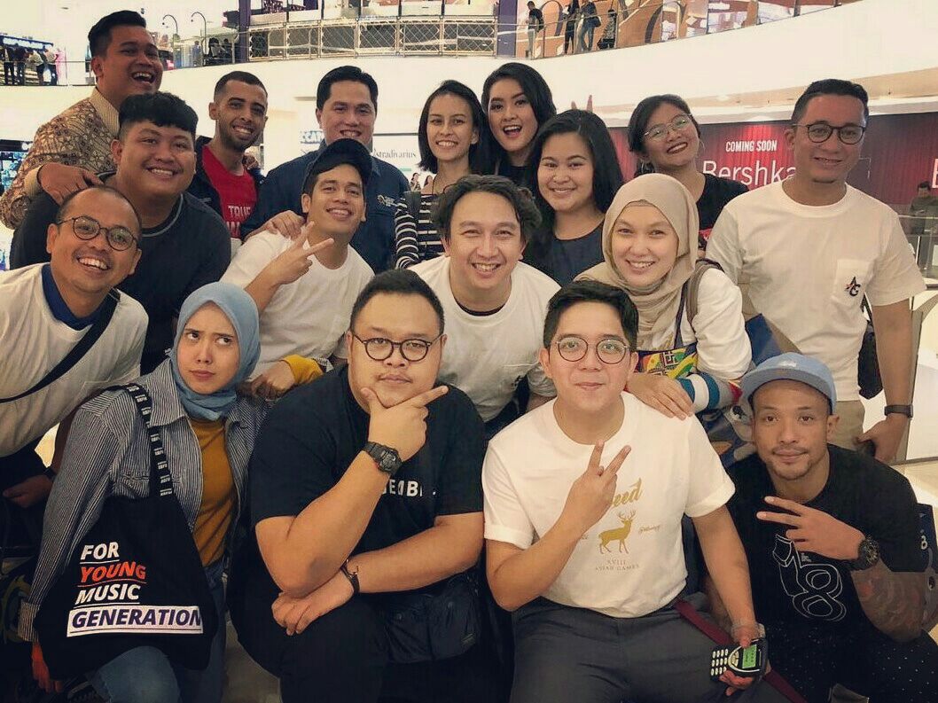 Foto keluarga 😊 bareng bapak bos  <a href="/erickthohir/">Erick Thohir</a> &amp; temen2 MARI di acara Peresmian Official Merchandise Asian Games 2018 <a href="/asiangames2018/">Asian Games 2018</a> di lantai 2 Senayan City Jkt #MerchandiseAG2018  #AsianGames2018 #WeAreTheEnergy #AnakRadio