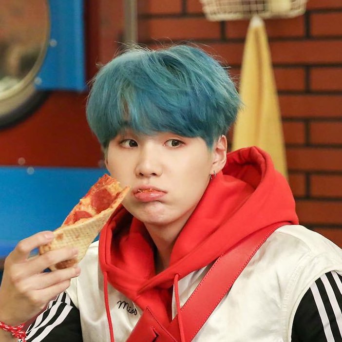 Moon_LxC's tweet photo. Hoy es el día de la lindurita  de #SUGA !!!

El terroncito de azúcar más adorable y tierno jamás visto, completamente perfecto, con un carácter muy distintivo pero muy hermoso a la vez!! 

FELIZ DIA YOONGI!! 😍💕😍

#SugaAppreciationDay https://t.co/09FjCI67gl