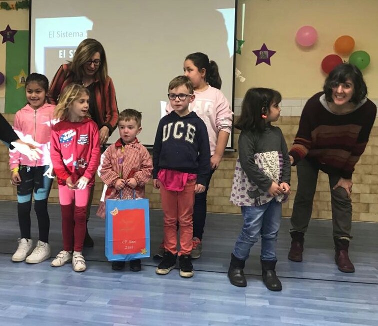 CpXove's tweet photo. En el CP Xove, jornada de mujer y Ciencia con la Geóloga Olga y la Ingeniera Informática Marian, de la Universidad de Oviedo. Compartiendo experiencias con el alumnado de EI y EP. #mujerescientíficas #uniovi #CpXove https://t.co/Clagzfonkv