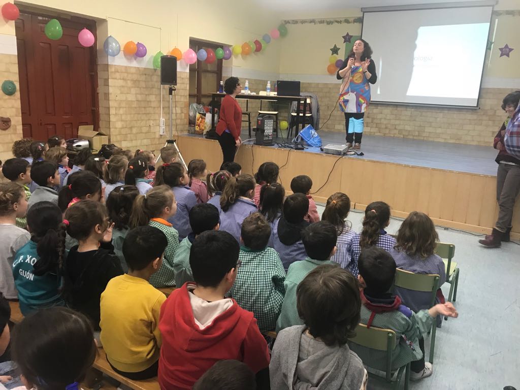 CpXove's tweet photo. En el CP Xove, jornada de mujer y Ciencia con la Geóloga Olga y la Ingeniera Informática Marian, de la Universidad de Oviedo. Compartiendo experiencias con el alumnado de EI y EP. #mujerescientíficas #uniovi #CpXove https://t.co/Clagzfonkv
