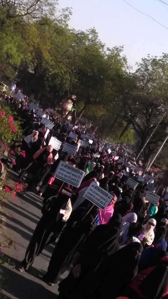 MdYunusmdkhan's tweet photo. Alhamdulillah,
Aurangabad Muslims rejected #TripleTalaqBill
औरंगाबाद की महिलाओं ने इसबिल के खलाफ एक खामोश मोर्चा निकल जिस में हज़ारों की संखिया में महिलाओं ने शिरकत की ।
#roolback #TripleTalaqBill
@AIMPLB_Official https://t.co/ijOEffkWF9