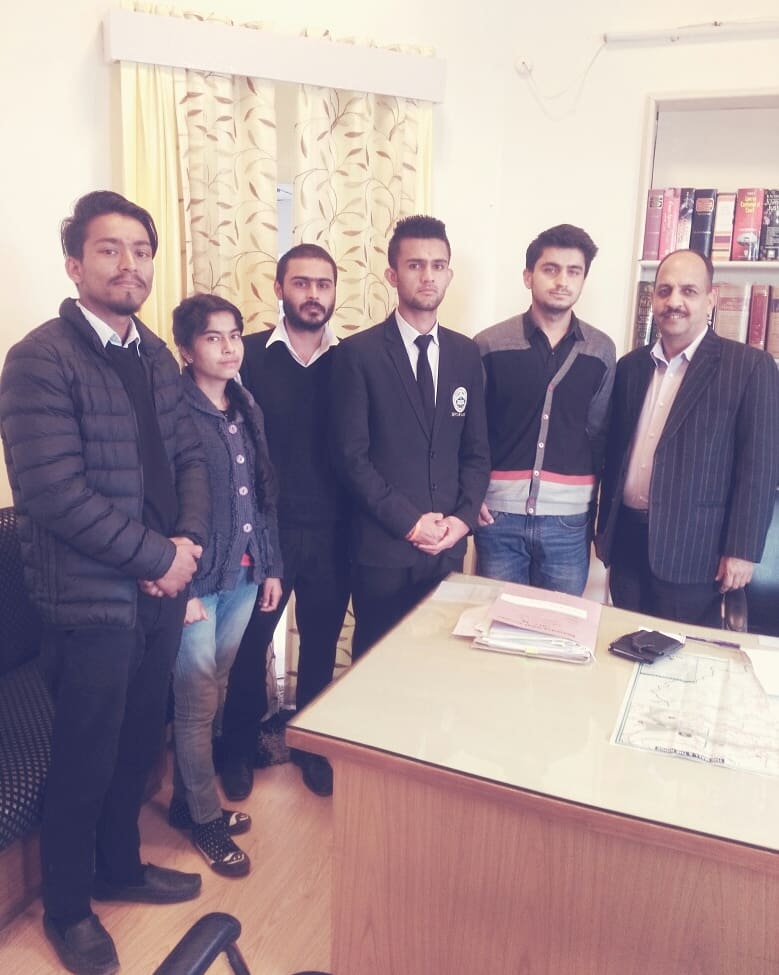 abvp4shimla's tweet photo. #Students_for_Development (SFD) shimla unit ने आज वर्तमान परिदृश्य में नशे की प्रवृत्ति को रोकने के लिए पुलिस अधीक्षक को #ज्ञापन सौंपा। @abvphp @AbvpIndia @ABVPVoice @Gauravattri13 @Ashishsharma_29 @RssSanjeev https://t.co/QbDwHk3oK0