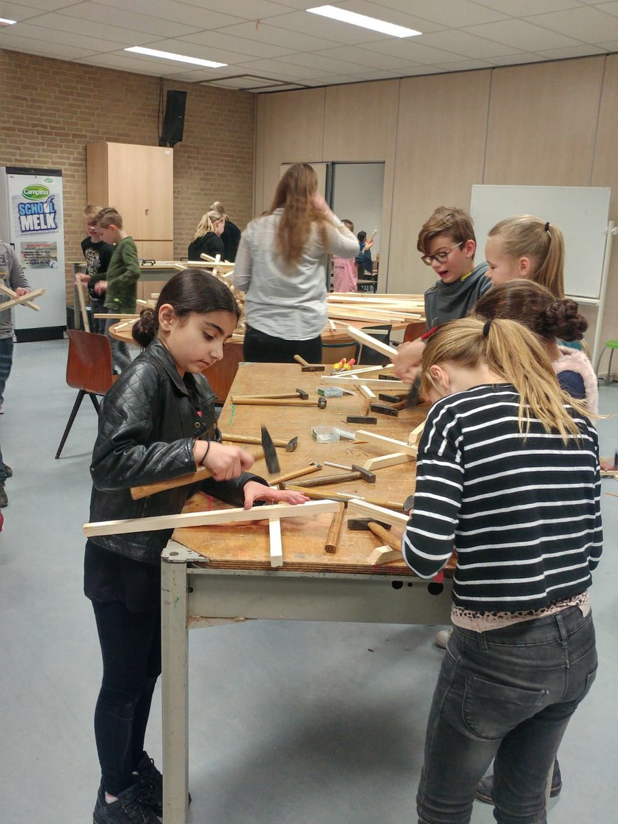 180 kleuters op pas voor Palmpasen! En de stokken gemaakt door onze groep 7!