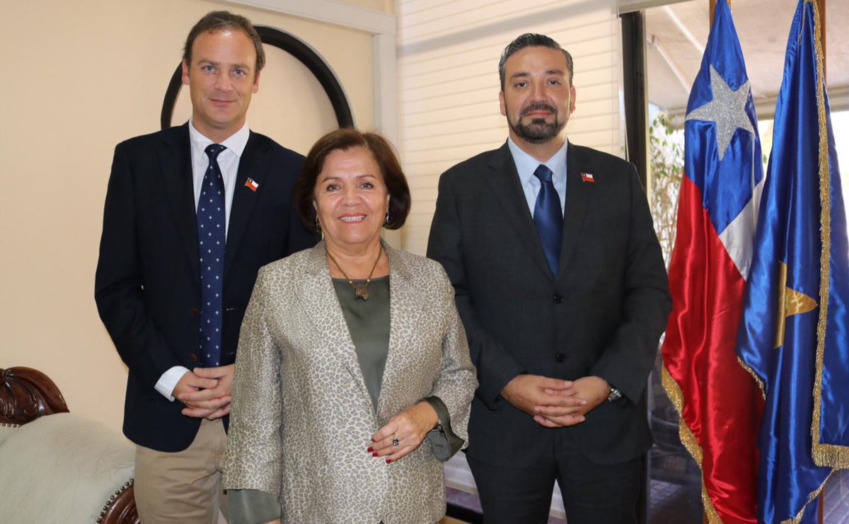 MinisterioBBNN's tweet photo. En equipo y en terreno. Ese es el sello que quiere darle el ministro @Felipeward a su trabajo en Bienes Nacionales, y hoy empezamos en Atacama nuestro recorrido por el país, con la Intendenta, el gobernador y los Seremis https://t.co/Lt8IOPNyMi