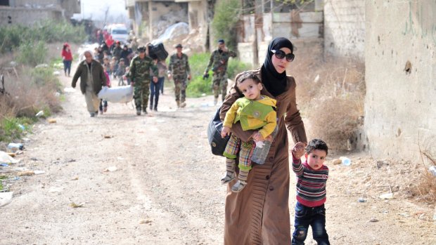 SyriaInstitute's tweet image. Hundreds of Syrians flee as airstrikes ramp up in eastern Ghouta
bit.ly/2GdoSSf  via @AFP @CBCNews