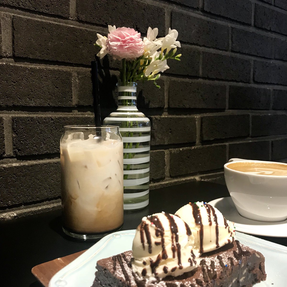 tinyseokjinnie's tweet photo. Cafe on recent Run BTS is selling BTS menu! ☕
Jin's Rosey latte and
Jimin's Creamy latte https://t.co/GwjsZFHeyS