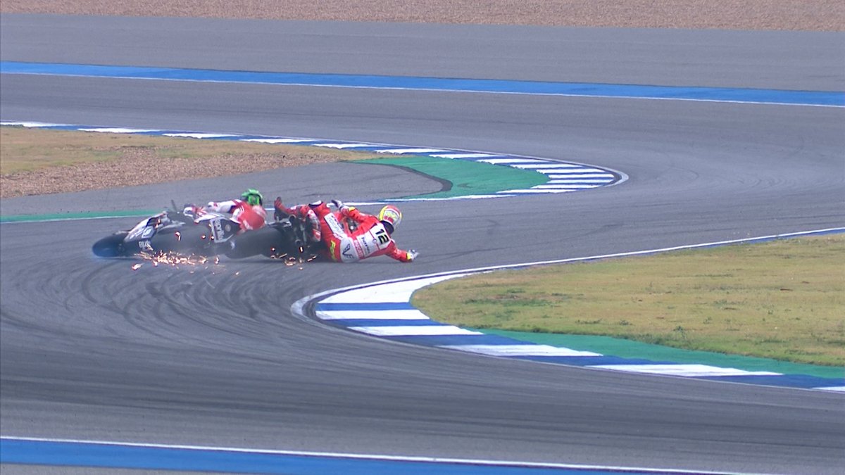 es_Motorsport's tweet photo. .@jonathanrea, el mejor del viernes en #Buriram; @jorditorres81, tercero y @XaviFores 8º con caída incluida. Crónica, resultados y @fotos:  https://t.co/tWlJuX2gli
#THAIWorldSBK @ChangCircuit #SBK https://t.co/3KH3raLyqC