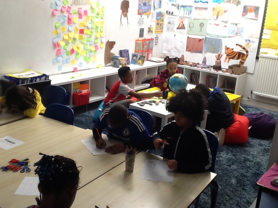 StAndrewsSW9's tweet photo. Year 5 are enjoying a peaceful and reflective time in our prayer space #praiseweek #prayerspace https://t.co/4FkPU37DcJ