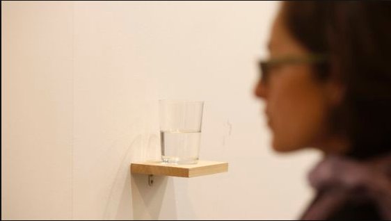Sopadeyegua's tweet photo. Un vaso de agua medio lleno se vendía en 2016 por 20.000 euros. Era #ARCO, la feria de vanguardias en la Wilfredo Prieto, el autor, pretendía demostrar que el precio del #arte no tiene nada que ver con su calidad. No fue humor, no. https://t.co/7PuVEHc6XX