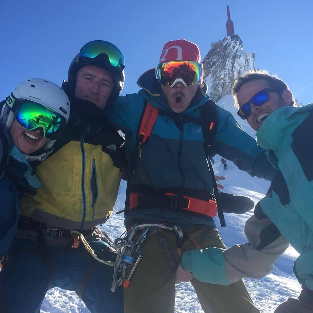 #Funtimes with Marty, Si, Sacha and Ness on the Midi. So much snow! #chamonix #ski #snowboard #skihire #skirental #chamonixlive #snow #alpine #gosnowboarding #bestsnowday @whitedotskis #skitest @nitrofrance @echobasechx (at Aiguille du Midi - Alt 3842m)