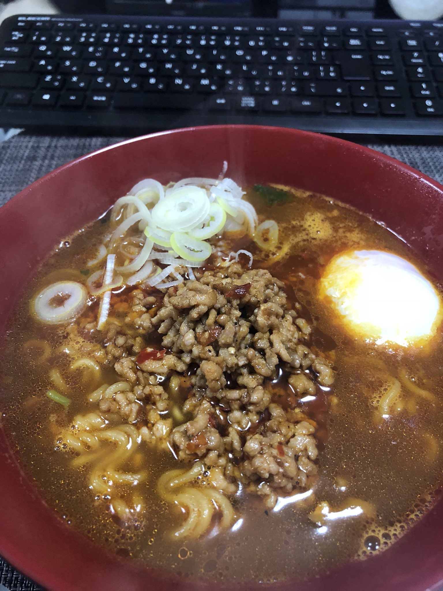 ラブ マネー らららラーメン大好きラブマさん 袋麺にも妥協しないラブマさん 辛ラーメンのアレンジ ひき肉をコチュジャン 豆板醤 ニンニク 生姜と一緒にごま油で炒めて肉味噌作ります 辛ラーメンを普通に茹でる途中でカレールーをお好みで投入