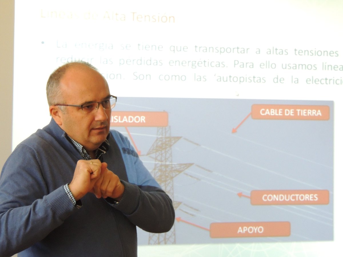 Atlantic_School's tweet photo. En @Atlantic_School empezamos el #viernes conociendo la Historia de la Electricidad en Canarias gracias a Pedro J. Rivero, padre del Colegio. Muy interesante 🔌💡charla! .Hoy termina nuestra #atlanticweek 😢 pero empiezan nuestras vacaciones de #SemanaSanta2018 😉👏 https://t.co/JwBwjCXHeR