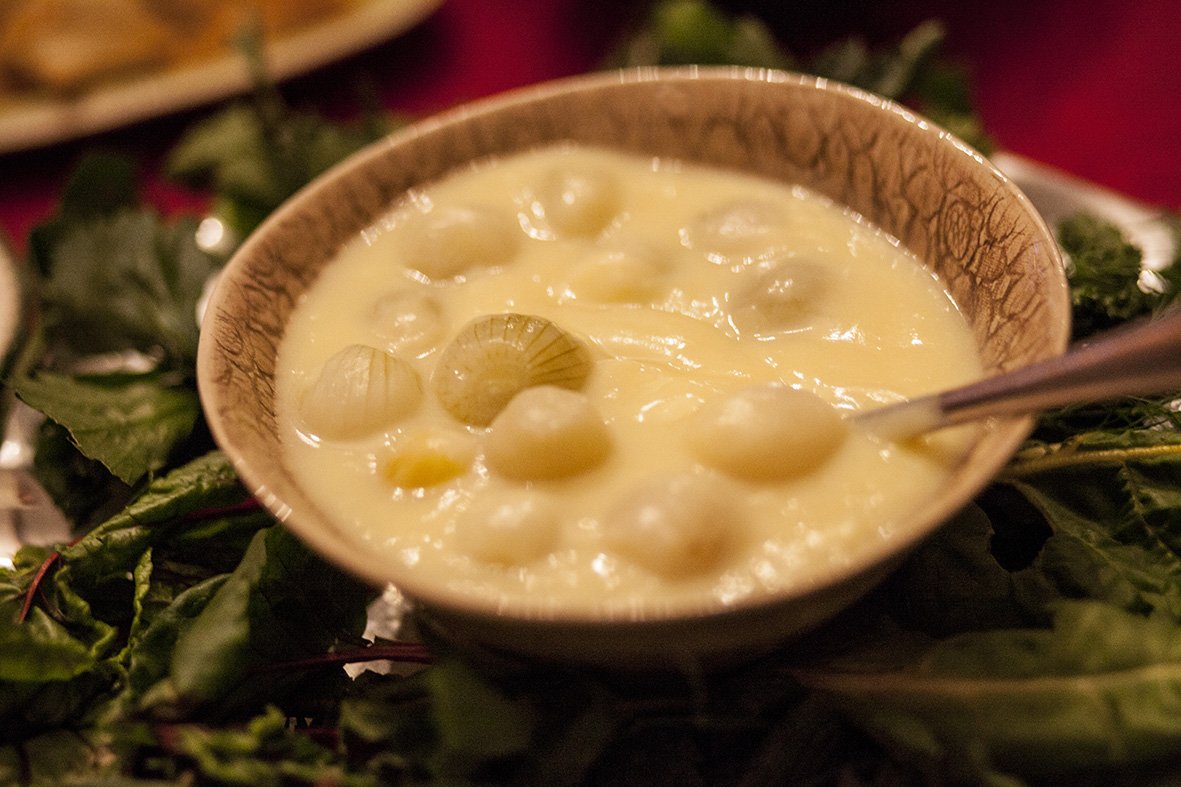 Experience an old fashioned South African favourite named "Slaphakskeentjies" Direct Translation="small floppy heels".These delicious small pickled onions in a tangy sauce go perfectly with a braai! #karoofoodtours #braai